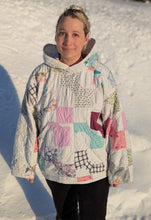 Load image into Gallery viewer, baba, vêtement fait main, quebec, artisan, local, mode consciente, quilt, printemps, hoodie