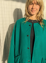 Load image into Gallery viewer, Baba, printemps, vêtement fait main, artisan, quebec, éco conscient, mode, manteau, reversible