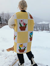 Load image into Gallery viewer, baba, vêtement fait main, quebec, artisan, local, mode consciente, quilt, printemps, manteau, tulipe