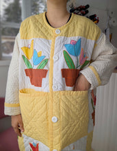 Load image into Gallery viewer, baba, vêtement fait main, quebec, artisan, local, mode consciente, quilt, printemps, manteau, tulipe