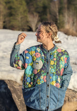 Load image into Gallery viewer, baba, vêtement fait main, quebec, artisan, local, mode consciente, printemps, manteau, floral