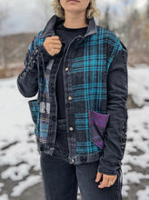 Load image into Gallery viewer, Manteau, grunge, laine, patchwork, automne, vêtement fait main, local, artisanal, quebec, ile d'orleans