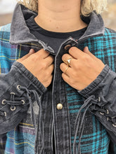 Load image into Gallery viewer, Manteau, grunge, laine, patchwork, automne, vêtement fait main, local, artisanal, quebec, ile d'orleans