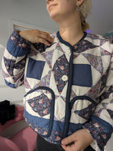 Load image into Gallery viewer, baba, vêtement fait main, quebec, artisan, local, mode consciente, quilt, printemps, manteau
