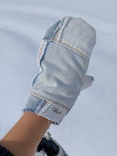 Load image into Gallery viewer, baba vêtement fait main, artisan, local, mitaine, patchwork, denim