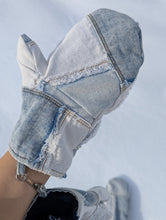 Load image into Gallery viewer, baba vêtement fait main, artisan, local, mitaine, patchwork, denim