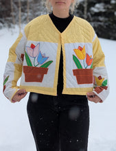 Load image into Gallery viewer, baba, vêtement fait main, quebec, artisan, local, mode consciente, quilt, printemps, veste, tulipe