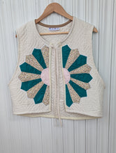 Load image into Gallery viewer, baba, vêtement fait main, quebec, artisan, local, mode consciente, quilt, printemps, veste