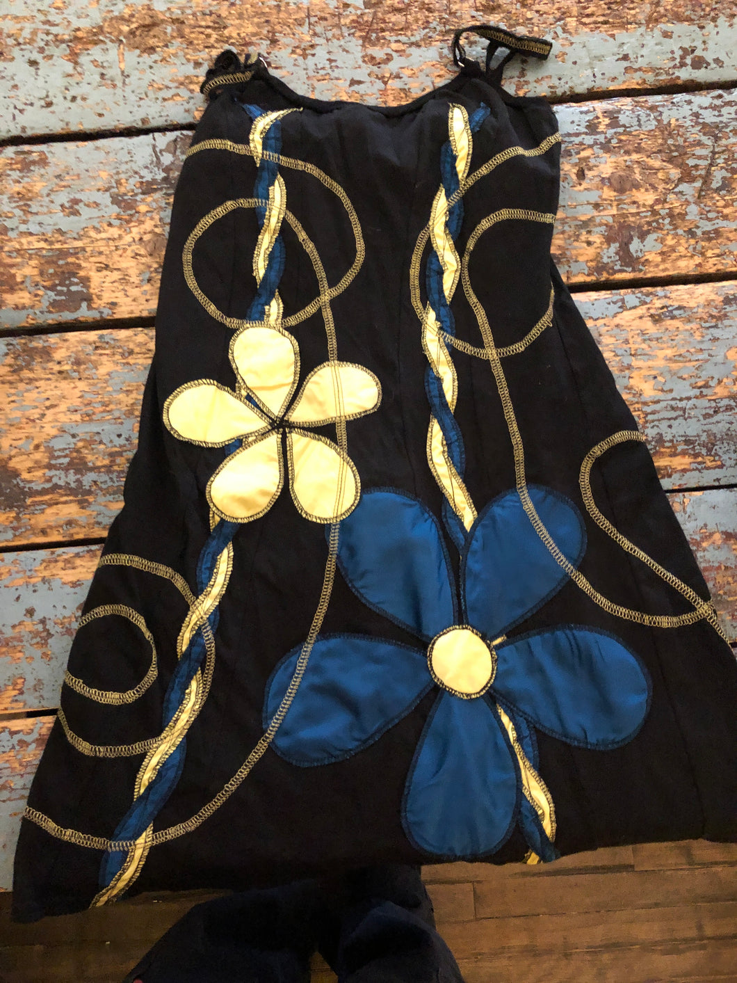 Robe noire jaune bleue noire