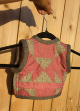 Charger l&#39;image dans la galerie, baba, vêtement fait main, quebec, artisan, local, mode consciente, vee, veste, sans manche, mini
