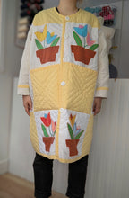 Load image into Gallery viewer, baba, vêtement fait main, quebec, artisan, local, mode consciente, quilt, printemps, manteau, tulipe
