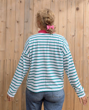 Load image into Gallery viewer, Chandail rayé vert &amp; blanc
