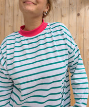 Load image into Gallery viewer, Chandail rayé vert &amp; blanc
