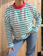 Load image into Gallery viewer, Chandail rayé vert &amp; blanc
