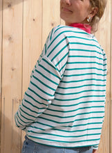 Load image into Gallery viewer, Chandail rayé vert &amp; blanc
