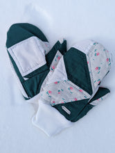 Load image into Gallery viewer, baba vêtement fait main, artisan, local, mitaine, quilt
