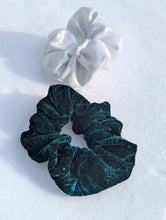 Load image into Gallery viewer, baba vêtement fait main, artisan, local, chouchou, vert, argenté
