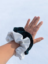 Load image into Gallery viewer, baba vêtement fait main, artisan, local, chouchou, vert, argenté
