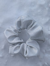 Load image into Gallery viewer, baba vêtement fait main, artisan, local, chouchou, vert, argenté
