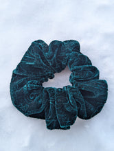 Load image into Gallery viewer, baba vêtement fait main, artisan, local, chouchou, vert, argenté
