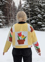 Load image into Gallery viewer, baba, vêtement fait main, quebec, artisan, local, mode consciente, quilt, printemps, veste, tulipe
