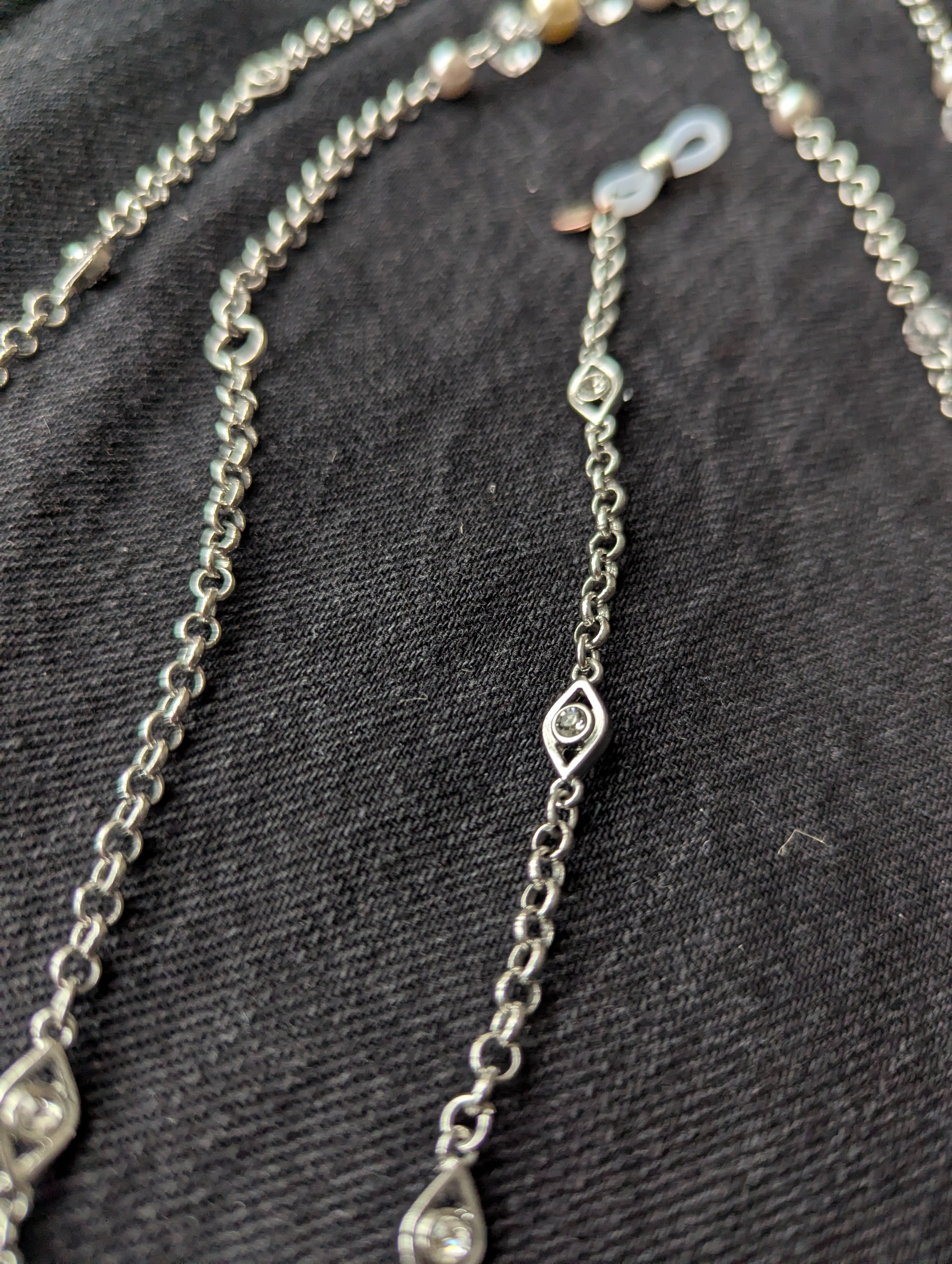 baba, vêtement fait main, mode consciente, artisan, québec, côte de beaupré, accessoire, chaine à lunette