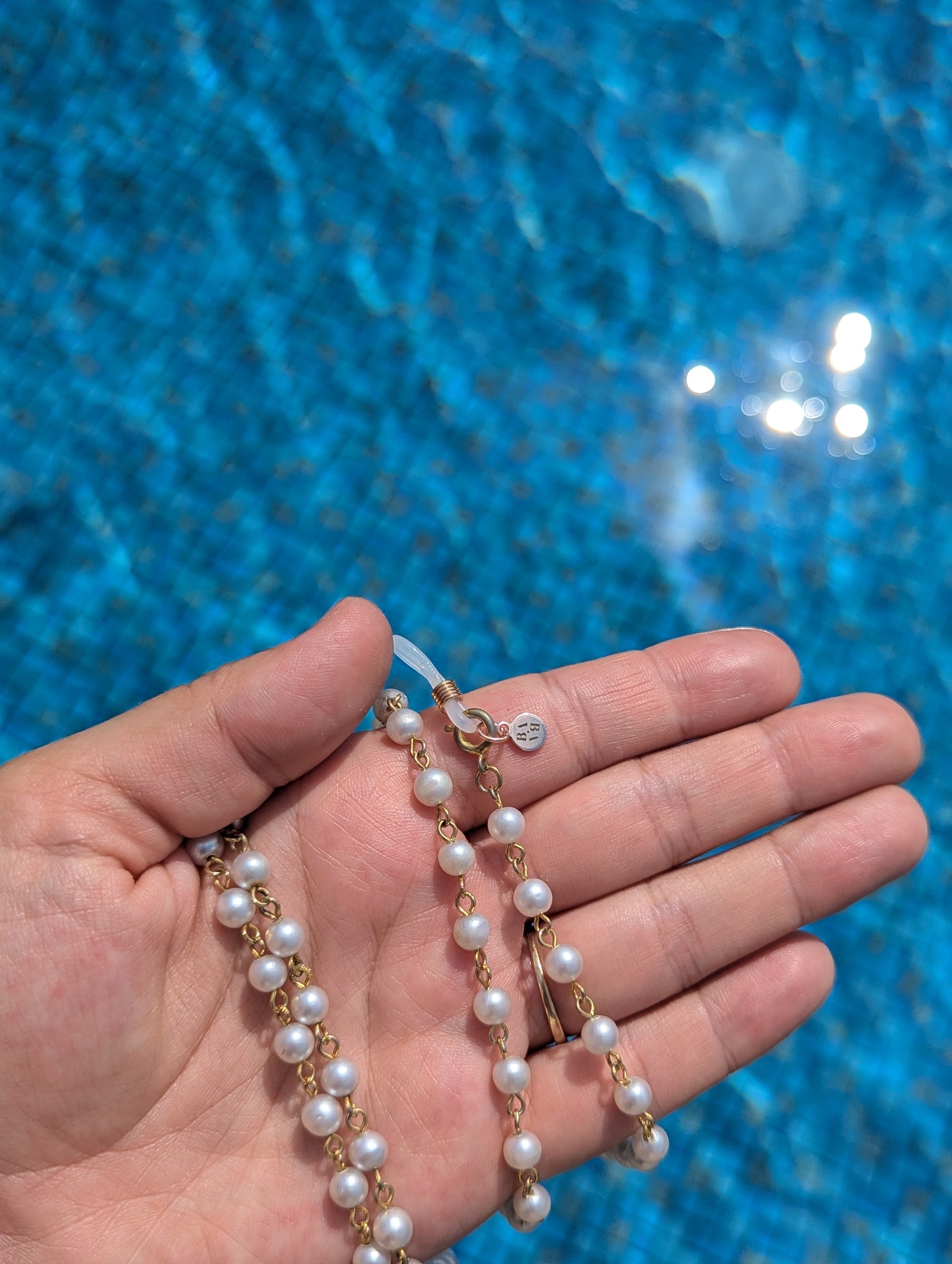 CHAÎNE À LUNETTES DORÉE/PERLES