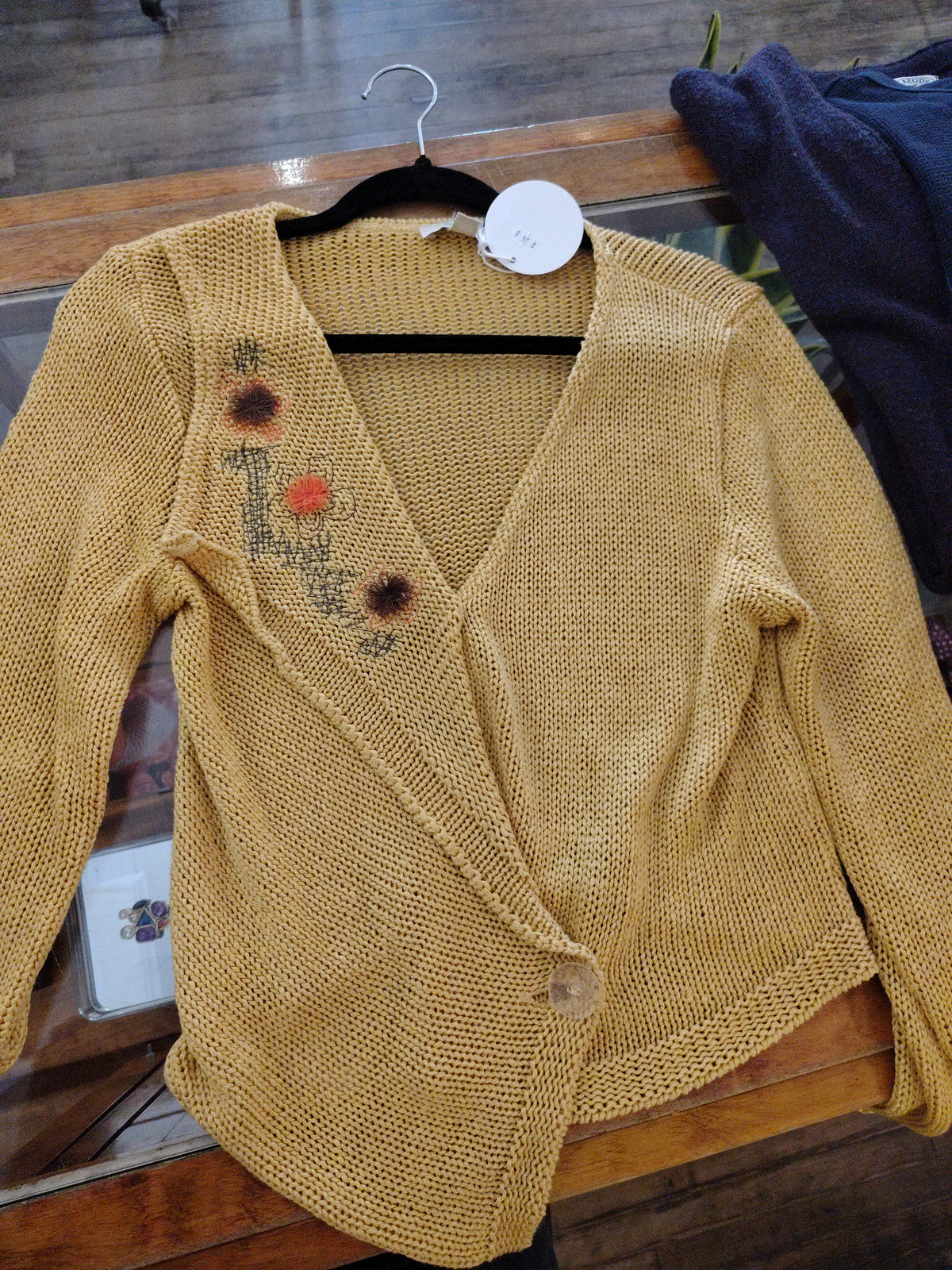 Tricot jaune avec fleurs